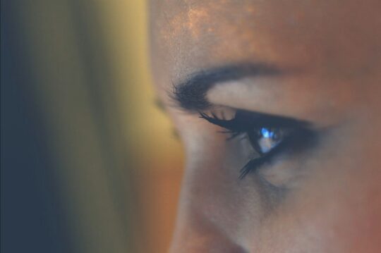 Как ухаживать за ресницами и бровями?