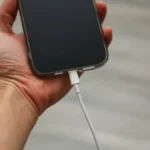 Как правильно зарядить телефон, чтобы не испортить батарею